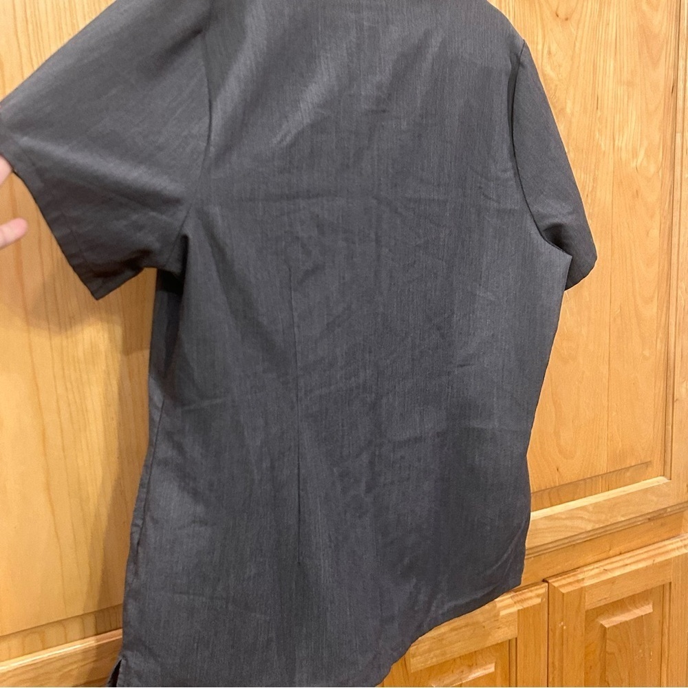 FIGS Casma Three Pocket Top - Picture 9 of 9